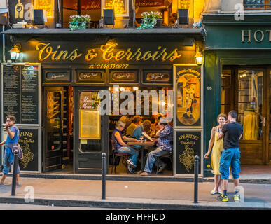 Straßenszene vor Restaurant, Bistro, Vins & terroirs Stockfoto