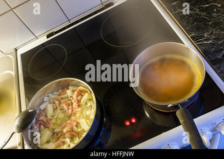 Abendessen vorbereitet und am Herd gekocht Stockfoto