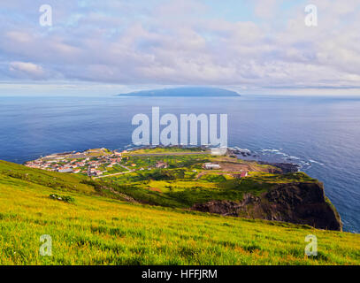 Portugal, Azoren, Corvo, Blick Richtung Vila Corvo mit Insel Flores am Horizont. Stockfoto