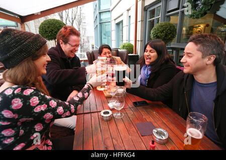 Stadtarbeiter (keine Namen) feiern im White Horse Pub in Broadgate in der financial District of London, nachdem der FTSE 100-Index auf ein Allzeithoch stieg und beste Jahr seit 2013 aufgenommen. Stockfoto