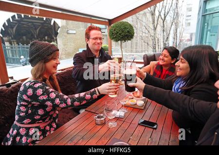 Stadtarbeiter (keine Namen) feiern im White Horse Pub in Broadgate in der financial District of London, nachdem der FTSE 100-Index auf ein Allzeithoch stieg und beste Jahr seit 2013 aufgenommen. Stockfoto