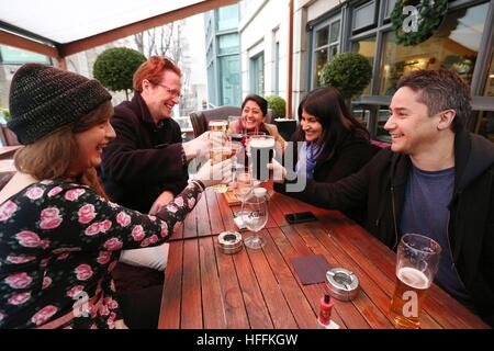 Stadtarbeiter (keine Namen) feiern im White Horse Pub in Broadgate in der financial District of London, nachdem der FTSE 100-Index auf ein Allzeithoch stieg und beste Jahr seit 2013 aufgenommen. Stockfoto