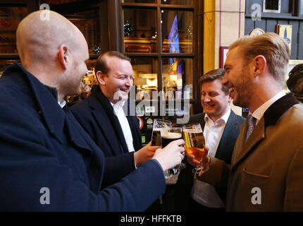 Stadtarbeiter (keine Namen) feiern im New Moon Public House in Leadenhall Market, in der financial District of London, nachdem der FTSE 100-Index auf ein Allzeithoch stieg und beste Jahr seit 2013 aufgenommen. Stockfoto