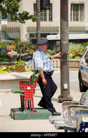 Chicago-Polizist auf North Michigan Avenue in Chicago, Cook County, Illinois, USA Stockfoto