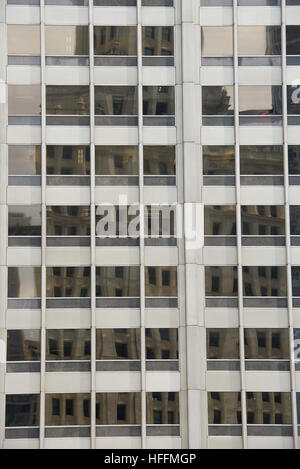 Reflexionen im Gebäude Fenster auf North Michigan Avenue in Chicago, Cook County, Illinois, USA Stockfoto