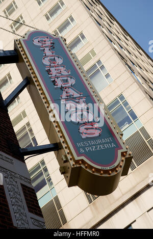 Giordano Pizzeria an der Ecke der Rush Street und Superior Street, Chicago, Cook County, Illinois, USA Stockfoto