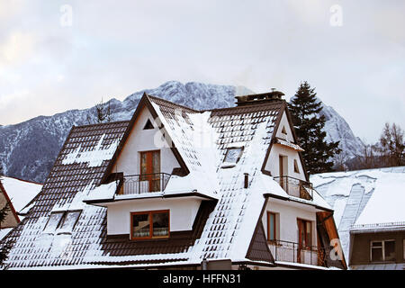 Berghäuser mit Neuschnee im Chocholowska Tal - Tatra-Gebirge bedeckt Stockfoto