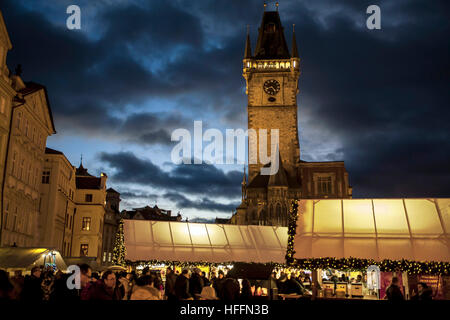 Altstädter Ring in Prag in der blauen Stunde, Weihnachten 2016 Stockfoto