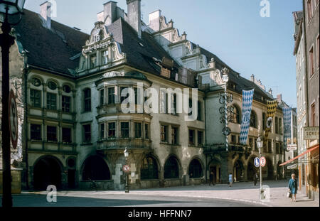 Das berühmte Hofbräuhaus bin Platzl in München in den 1960er Jahren Das Münchner Hofbräuhaus bin Platzl von der Nordseite um 1965 Stockfoto