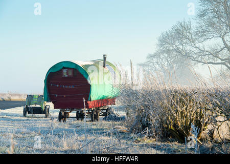 Zigeunerwagen in den nebligen Winterfrost auf einem Cotswold Straßenrand. Cotswolds, Gloucestershire, England Stockfoto