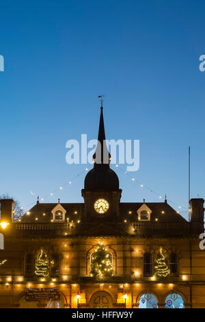 Das alte Rathaus mit Weihnachtsbeleuchtung vor Sonnenaufgang, Marktplatz, Towcester, Northamptonshire, England Stockfoto