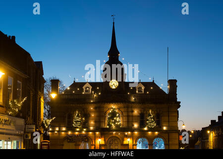 Das alte Rathaus mit Weihnachtsbeleuchtung vor Sonnenaufgang, Marktplatz, Towcester, Northamptonshire, England Stockfoto