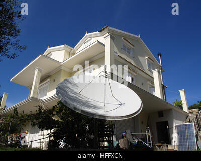 Großen Satellitenschüssel bei großen schönes Anwesen in der Nähe von Karousades, Korfu, Griechenland Stockfoto