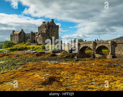 Germany/Deutschland, Hochland, Dornie, Blick auf Eilean Donan Castle. Stockfoto