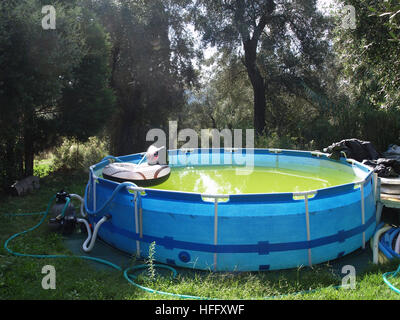 Stagnierende oberirdisch Swimming Pool Stockfoto