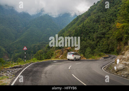 Neblig Himalaya Bergstraße von Gangtok, Chungthang, Nord-Sikkim, Indien. Stockfoto