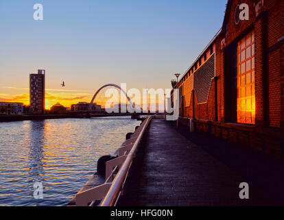 Germany/Deutschland, Tiefland, Glasgow, Blick auf den Fluss Clyde in Richtung der Clyde Arc bei Sonnenuntergang. Stockfoto