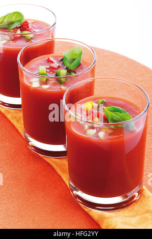 Gazpacho im Glas serviert Stockfoto