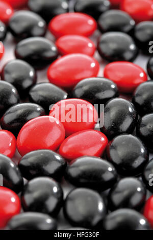 Rote und schwarze Salmiak Lakritz Bonbons, Bild-Füllung Stockfoto