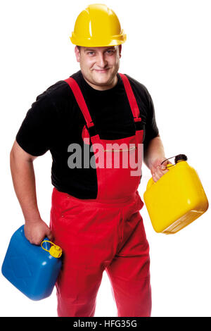 Bauarbeiter tragen einen gelben Bauarbeiterhelm tragen zwei Kanister Stockfoto