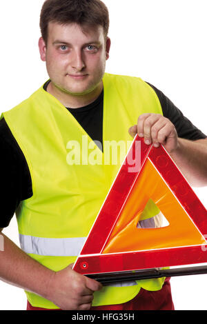 Bauarbeiter tragen eine gelbe Warnweste hält ein Vorsicht-Dreieck Stockfoto