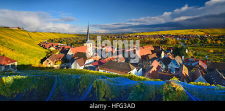 Escherndorf im Herbst, Weinberge, dunkle Wolken, Nordheim hinter, Unterfranken, Franken, Bayern, Deutschland Stockfoto