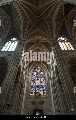 Gewölbe mit Seitenkapelle, Neo-gotischen Votivkirche, Wien, Österreich Stockfoto