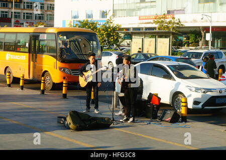 Junge Obdachlose singen in China, Asien Stockfoto