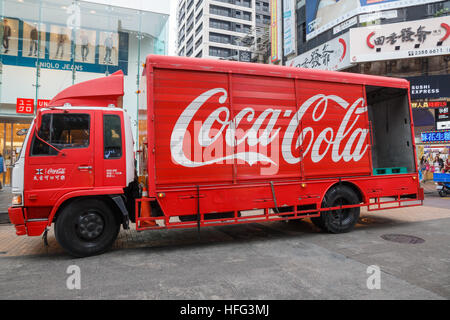 [Nur zur redaktionellen Verwendung] Roten Coca-Cola LKW entladen in Taipei, Taiwan Stockfoto