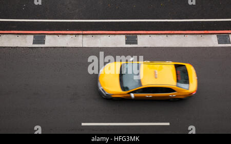 Draufsicht der gelben Taxi mit Geschwindigkeit in Taipei, Taiwan Stockfoto