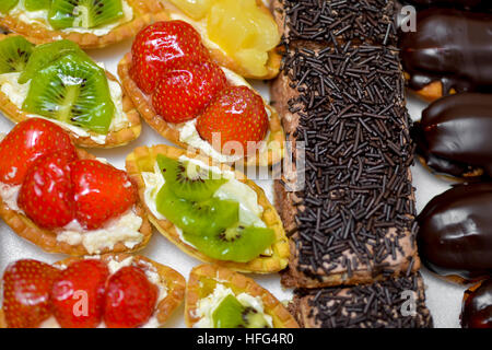 Obst und Schokolade Kuchen auf dem Tisch in natürlichem Licht Stockfoto