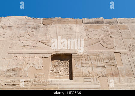 Relief in der Leichenhalle Tempel von Sethos I am Westufer des Nils in Luxor, Ägypten, Nordafrika Stockfoto