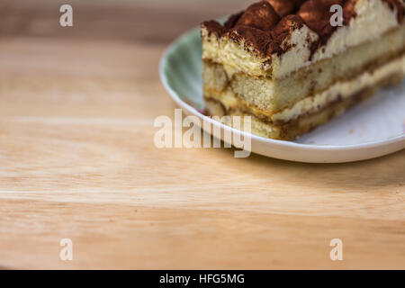 Tiramisu-Kuchen auf Teller Stockfoto