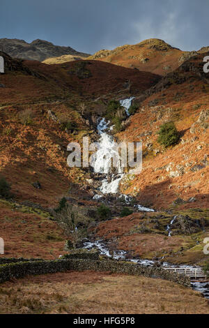 Buttermilch-Gill Talfahrt hinunter in Easedale, in der Nähe von Grasmere, Lake District, Cumbria Stockfoto