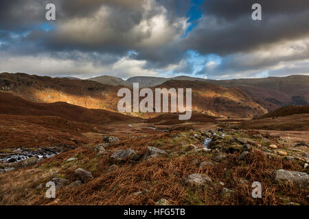 Sitz-Sandale und große Rigg hinter Spitze Felsen aus gesehen in der Nähe von Easedale Tarn, Grasmere, Lake District, Cumbria Stockfoto