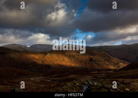 Sitz-Sandale und große Rigg hinter Spitze Felsen aus gesehen in der Nähe von Easedale Tarn, Grasmere, Lake District, Cumbria Stockfoto