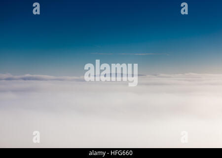 Braun Clee Hill, Shropshire höchsten Punkt, bricht durch eine Umkehrung der Nebel in South Shropshire, England, UK Stockfoto