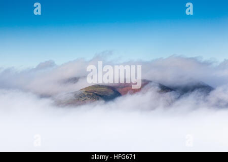 Die Long Mynd späht durch eine Umkehrung der Nebel im Tal Stretton, Kirche Stretton, Shropshire, England, UK Stockfoto