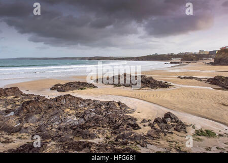 Gezeiten Sie am frühen Morgen ankommenden auf Towan Beach in Newquay, Cornwall, England, UK. Stockfoto