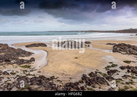 Gezeiten Sie am frühen Morgen ankommenden auf Towan Beach in Newquay, Cornwall, England, UK. Stockfoto