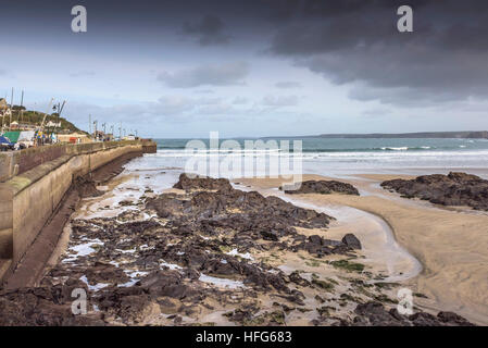 Gezeiten Sie am frühen Morgen ankommenden auf Towan Beach in Newquay, Cornwall, England, UK. Stockfoto