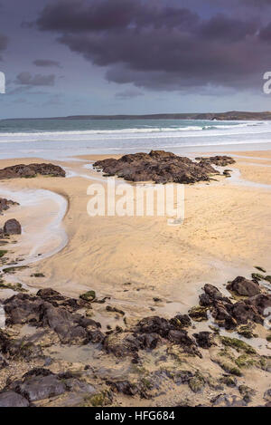 Gezeiten Sie am frühen Morgen ankommenden auf Towan Beach in Newquay, Cornwall, England, UK. Stockfoto