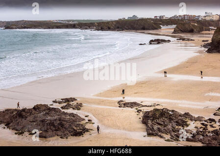 Gezeiten Sie am frühen Morgen ankommenden auf Towan Beach in Newquay, Cornwall, England, UK. Stockfoto