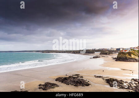 Gezeiten Sie am frühen Morgen ankommenden auf Towan Beach in Newquay, Cornwall, England, UK. Stockfoto