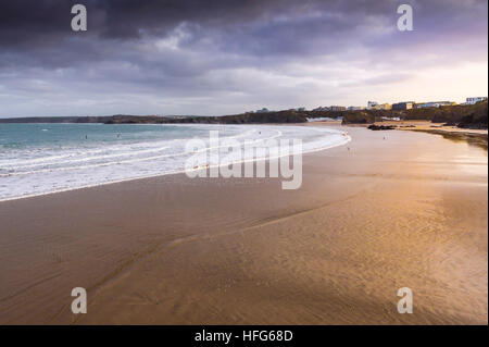 Gezeiten Sie am frühen Morgen ankommenden auf Towan Beach in Newquay, Cornwall, England, UK. Stockfoto