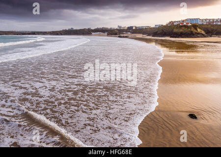 Gezeiten Sie am frühen Morgen ankommenden auf Towan Beach in Newquay, Cornwall, England, UK. Stockfoto