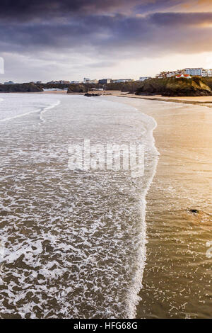 Gezeiten Sie am frühen Morgen ankommenden auf Towan Beach in Newquay, Cornwall, England, UK. Stockfoto