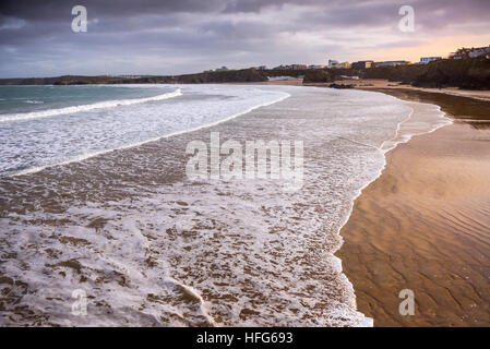 Gezeiten Sie am frühen Morgen ankommenden auf Towan Beach in Newquay, Cornwall, England, UK. Stockfoto