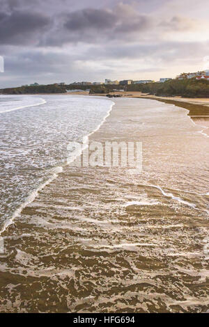 Gezeiten Sie am frühen Morgen ankommenden auf Towan Beach in Newquay, Cornwall, England, UK. Stockfoto