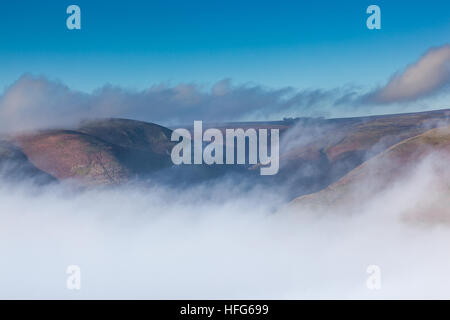 Die Long Mynd späht durch eine Umkehrung der Nebel im Tal Stretton, Kirche Stretton, Shropshire, England, UK Stockfoto